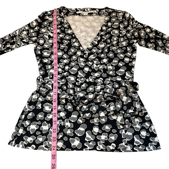 Diane Von Furstenberg | The New Jill Wrap Top Size 4 - Picture 10 of 10